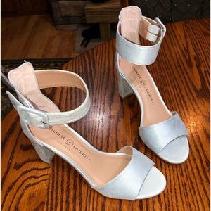 BNIB CHINESE LAUNDRY SIZE 7 SKY BLUE FINE SUEDE OPEN TOE SANDAL